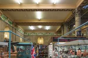 St. Nicholas Market Stuck an der Decke - schön zum shoppen in Bristol, kleine Stände, kein Gedränge