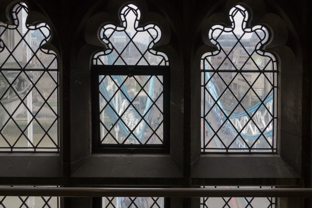 Hinter den Fenster der Tower Bridge