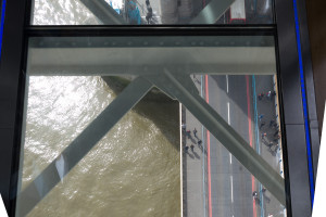 Glaswalk mit Blick auf zwei Spurige A100 - Tower Bridge Exhibition