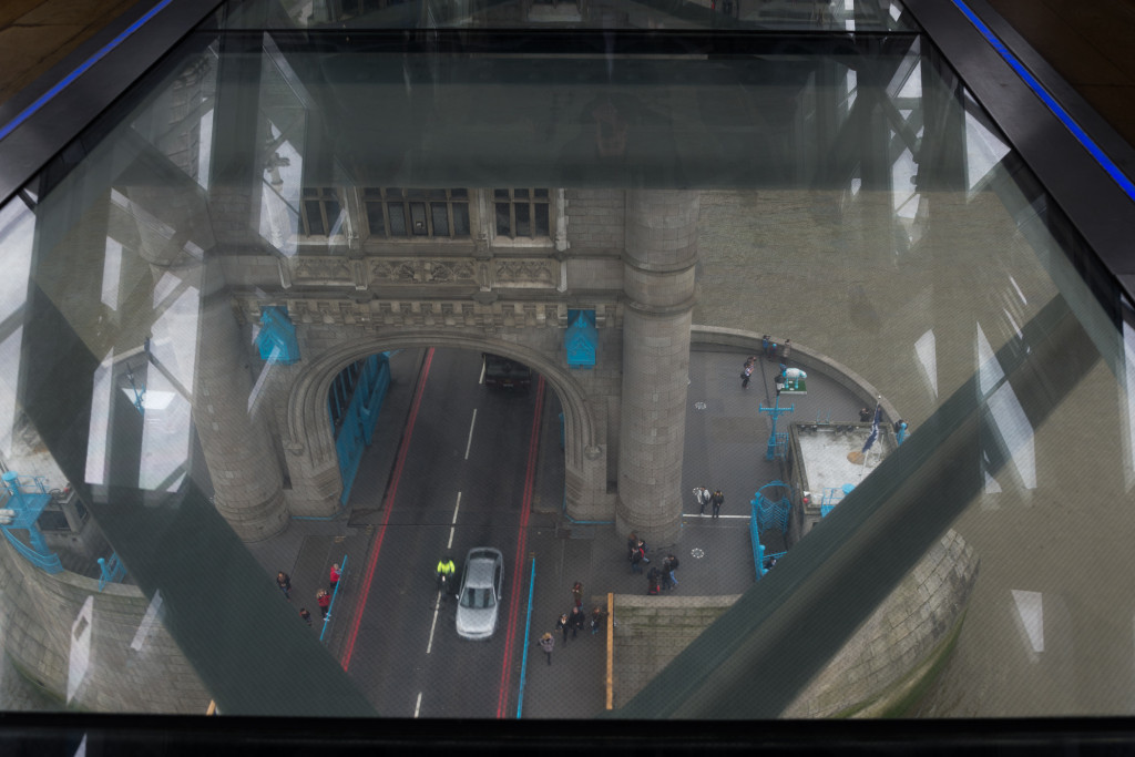 Blick vom Glaswalk auf einen Turm der Tower Bridge