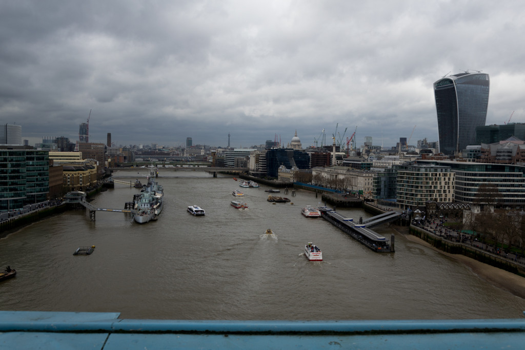 Blick die Themse hoch von der Fußfängerbrücke der Tower Bridge