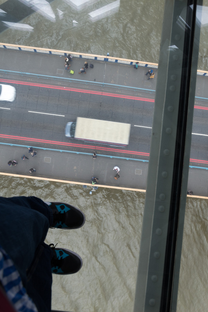Auf dem Glaswalk mit dem Blick auf Themse und Tower Bridge