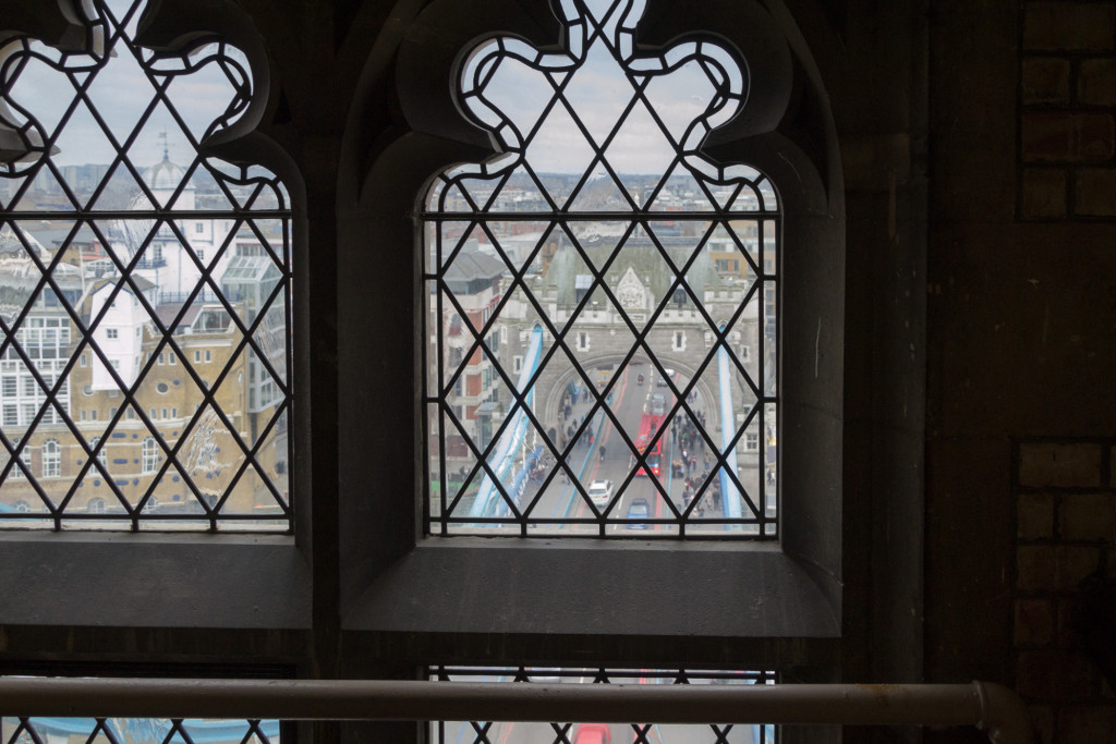 Blick durch ein Fenster der Tower Bridge