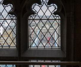 Blick durch ein Fenster der Tower Bridge