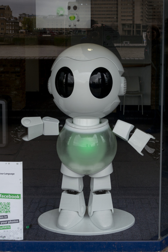 Kleiner Roboter im Schaufenster