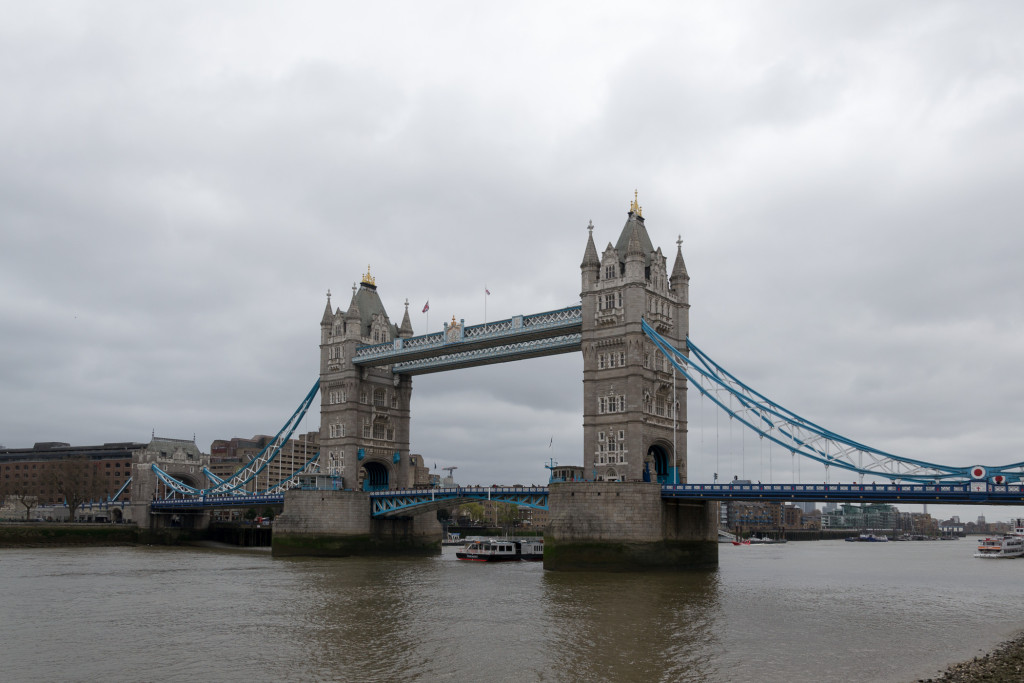 Tower Bridge und ein Boot unter ihr