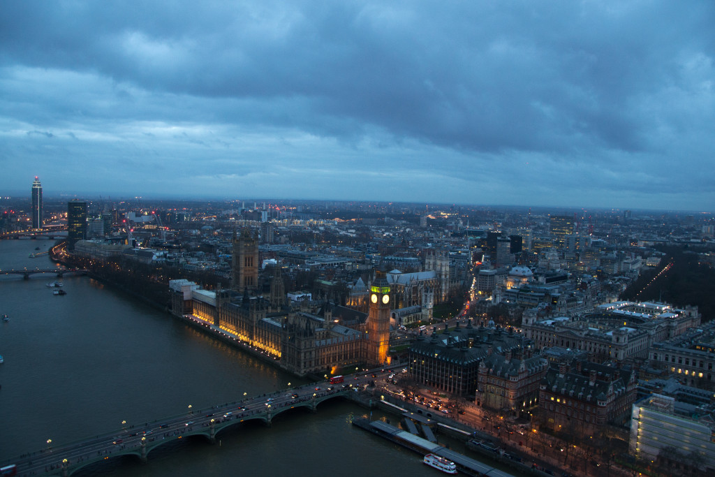 Big Ben und Houses of Parliament im dunklen, kurz nach Sonnenuntergang, vom London Eye aus.