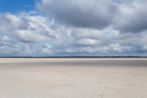 Purer Nordseesandstrand unter Wolken