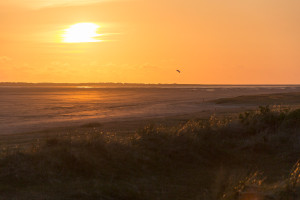 Sonne geht unter am Nordseestrand