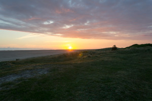 Die Sonne taucht ins Nordseewasser