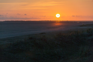 Großer roter Ball über der Nordsee
