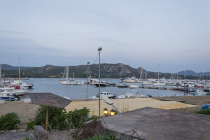 Blick auf unsere Segelyacht die im Hafen in Cannigione