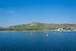 Sonne am Morgen vor Sardinien mit blauem Wasser