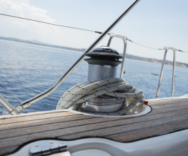 Winde auf der Segelyacht mit Blick aufs Meer