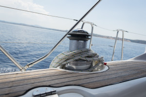 Winde auf der Segelyacht mit Blick aufs Meer