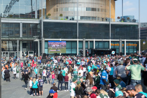 Warten vor der Showbühne, dass das NFL Spiel startet