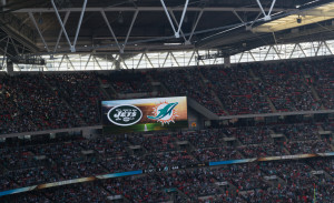 Logos von New York Jets und Miami Dolhpins auf der Anzeigetafel