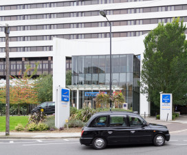 Novotel London West - Eingang mit Londoner Taxi