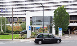 Novotel London West - Eingang mit Londoner Taxi