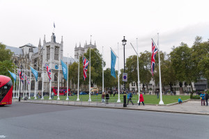 Fahnen vor dem Londoner Parlament