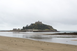 St. Michels Mount bei Ebbe vom Festland aus