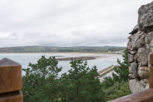 Hoch oben auf St. Michels Mount mit Blick auf Marazion