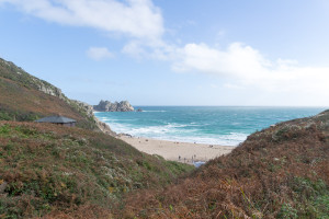 Porthcurno Beach durch die Berge