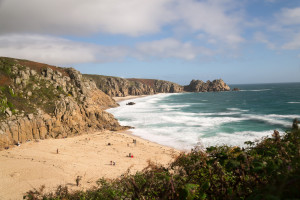 Porthcurno Beach - ein paar hart gesottene im Wasser