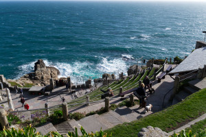 Minack Theatre - Direkt an der Küste mit dem Meer als Kulisse