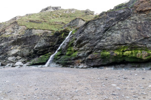 Wasserfall in die Bucht, bei Ebbe