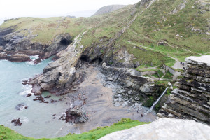 Oben auf der Burg Tintagel mit Blick in die Bucht