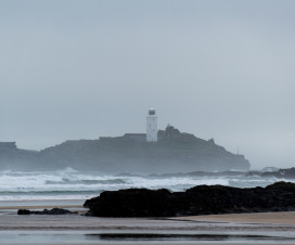 Leuchturm vor der Küste Cornwalls im Nebel versteckt