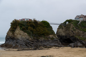 Häuser auf Felsen, mit Brücke verbunden - in Newquay