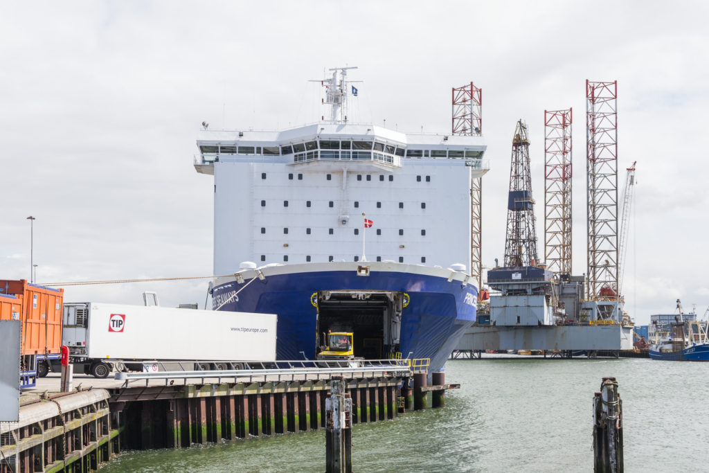 Beladung der Princess Seaways in Amsterdam