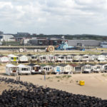Blick auf die Front der Ferienhäuschen