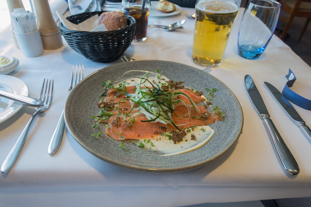 leckerer Lachs im Blue Riband Restaurant auf der Princess Seaways