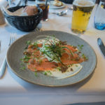 leckerer Lachs im Blue Riband Restaurant auf der Princess Seaways