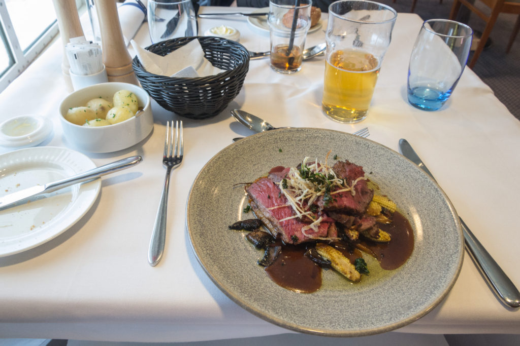 Hauptgang: Steak mit Mais und Kartoffeln auf der Princess Seaways