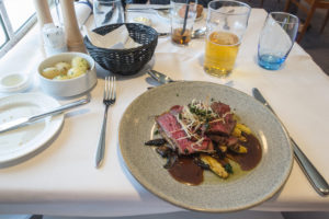 Hauptgang: Steak mit Mais und Kartoffeln auf der Princess Seaways