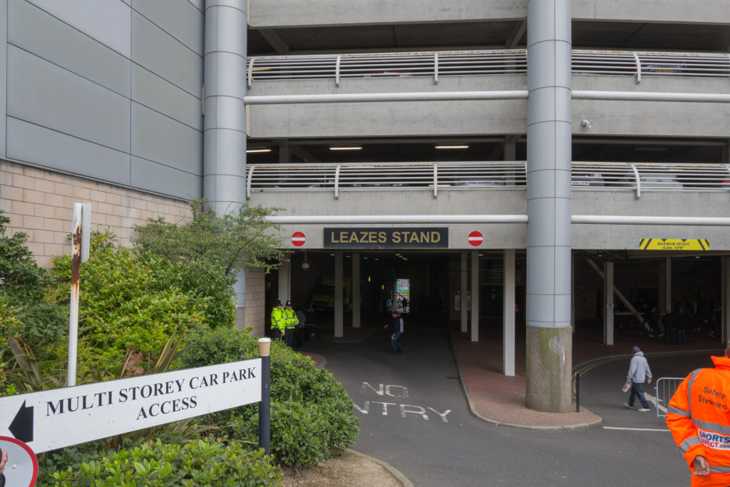 Leazes Stand mit Parkhaus des Stadions