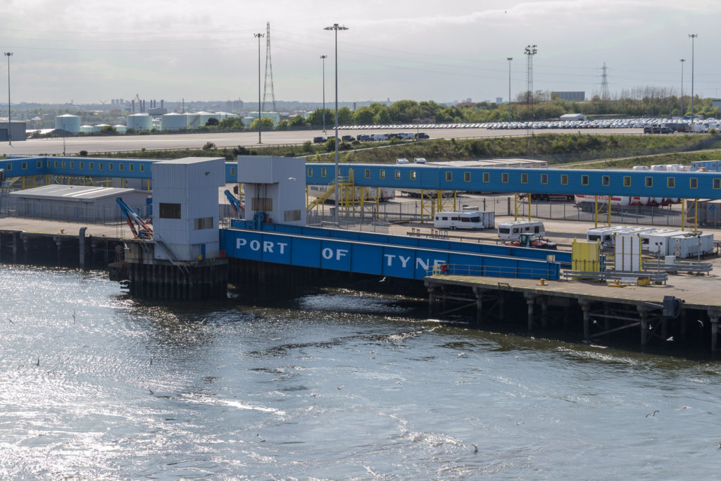 Auch zum Port of Tnye mit der Fußgängerbrücke im Hintergrund sagen wir Auf Wiedersehen