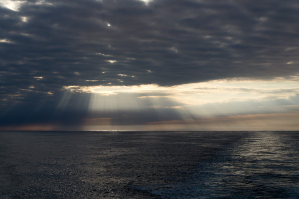 Noch einmal bricht die Sonne durch die Wolken auf der Nordsee