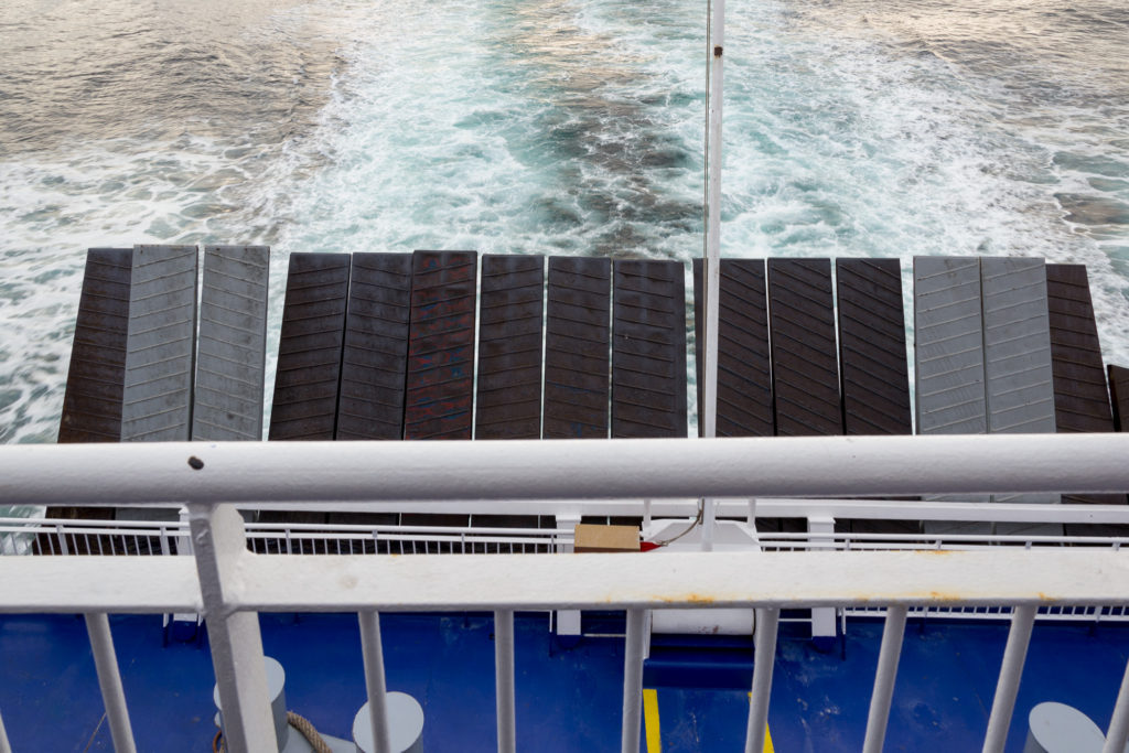 Hochgeklappte Einfahrt der Fahrzeuge auf die Fähre King Seaways