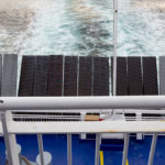 Hochgeklappte Einfahrt der Fahrzeuge auf die Fähre King Seaways