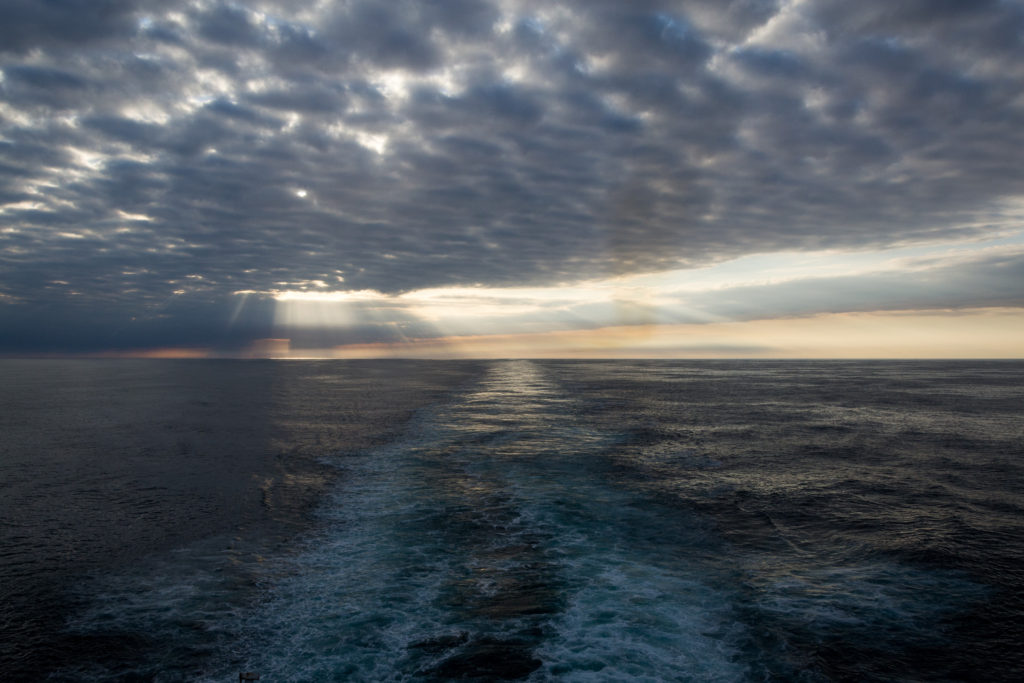 Sonnenuntergang mit Wolken auf der Nordsee