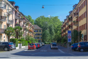 Schöne Straße in Zürich bei herrlichem Sonnenschein