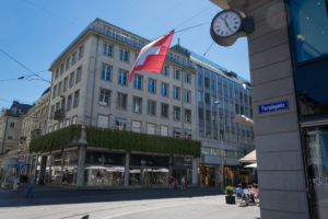 Schweizerflagge am Paradeplatz Zürich