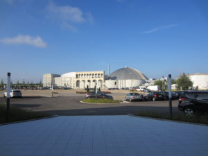 Themer Erding - Blick auf das Rutschenparadies vom Parkplatz aus