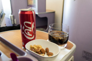 Trinken und Nüsse bei Thai Airways