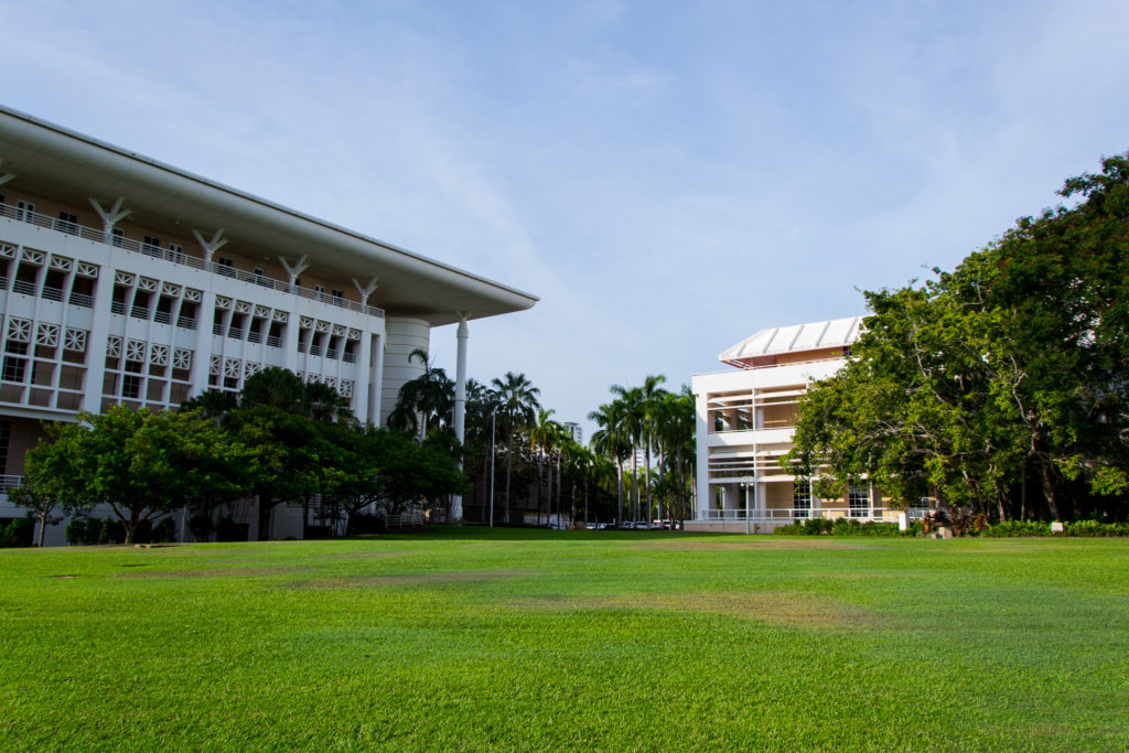 Wiese mit Regierungsgebäude in Darwin